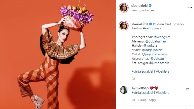 Gaya pemotretan Cinta Laura bertema buah markisa. [Instagram]