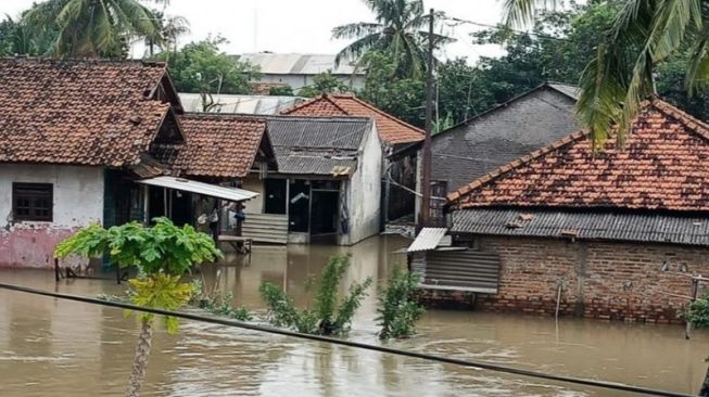 Sungai Meluap, Ratusan Rumah Warga di Cikarang Terendam Banjir Hingga 2 Meter