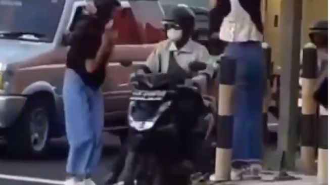 Aksi remaja berjoget di lampu merah (tiktok)