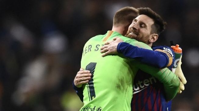 Marc-Andre ter Stegen dan Lionel Messi saat main bareng di Barcelona. (OSCAR DEL POZO / AFP)