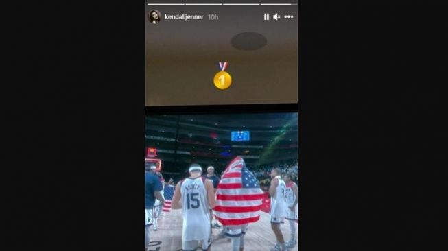 Kendall Jenner memberikan selamat kepada kekasihnya, Devin Booker usai menyabet emas Olimpiade Tokyo 2020. (Instagram)