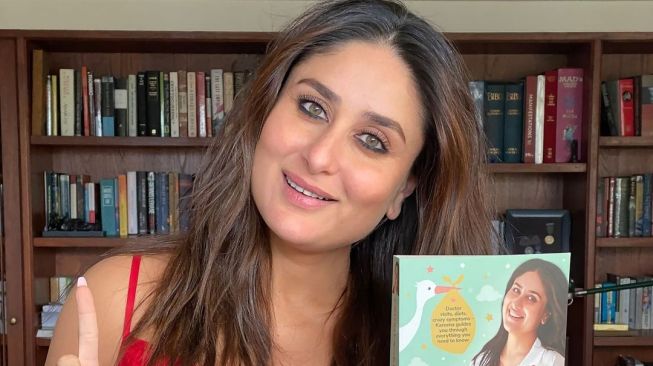 Kareena Kapoor bersama bukunya yang akan segera dirilis. [Instagram]
