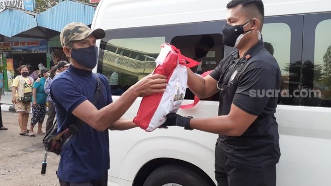 Panas! PA 212 Serukan Tangkap Jokowi karena Bagi-bagi Sembako di Terminal Grogol