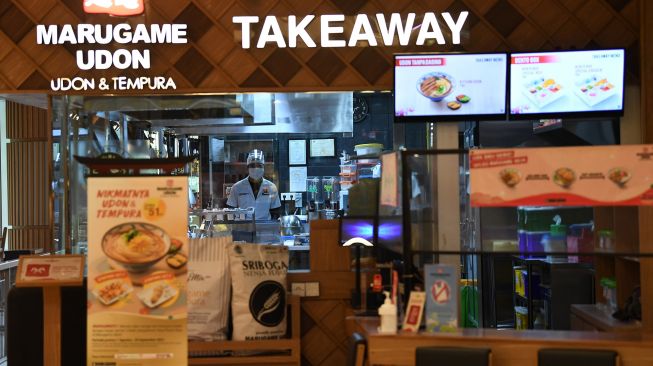 Karyawan berada di gerai makanan Jepang di Mall Kuningan City di Jakarta, Selasa (10/8/2021). . ANTARA FOTO/Akbar Nugroho Gumay
