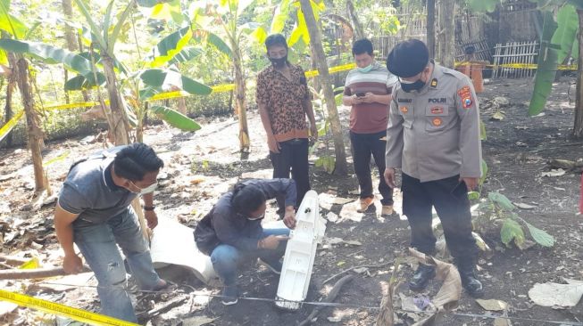 Benda Diduga Komponen Pesawat Terbang Jatuh di Dusun Wates Ngawi