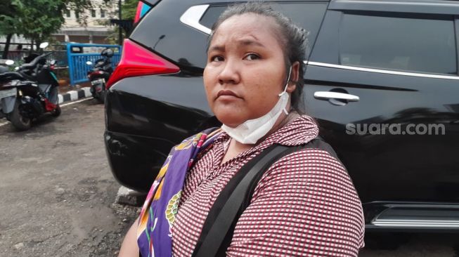 Antre 2 Jam Sambil Gendong Bayi, Vivit Kecewa Tak Kebagian Sembako Jokowi