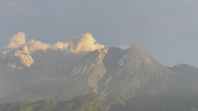 Gunung Merapi di perbatasan Provinsi Jawa Tengah dan Daerah Istimewa Yogyakarta, meluncurkan awan panas guguran pada Selasa (10/8/2021). [ANTARA/HO/twitter BPPTKG]