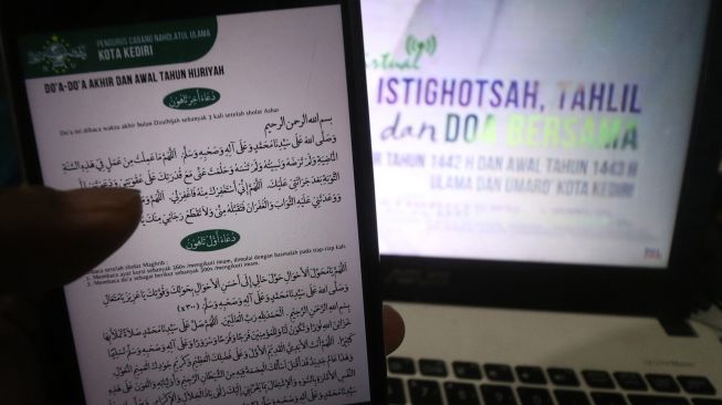 Warga mengikuti doa bersama awal tahun 1443 Hijriah untuk keselamatan bangsa secara virtual di Kota Kediri, Jawa Timur, Senin (9/8/2021). ANTARA FOTO/Prasetia Fauzani