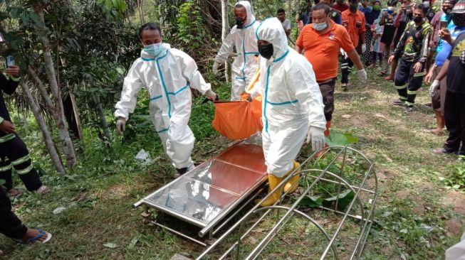 Warga Jalan Cagak Temukan Mayat Ibu dan Anak, Bersimbah Darah Dalam Bagasi Mobil Mewah