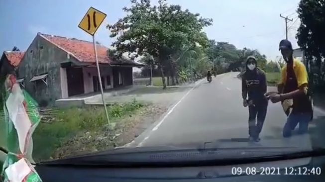 Viral Modus Jual Bendera, 2 Pria Cianjur Lakukan Pemaksaan pada Pengendara Mobil