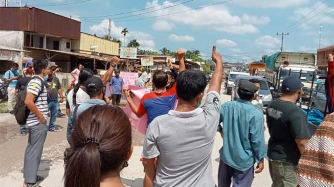 Jalan Rusak-Berdebu Gegara Truk Sawit, Ratusan Warga Duri Gelar Unjuk Rasa