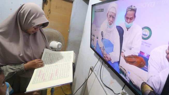 Warga mengikuti doa bersama awal tahun 1443 Hijriah untuk keselamatan bangsa secara virtual di Kota Kediri, Jawa Timur, Senin (9/8/2021). ANTARA FOTO/Prasetia Fauzani