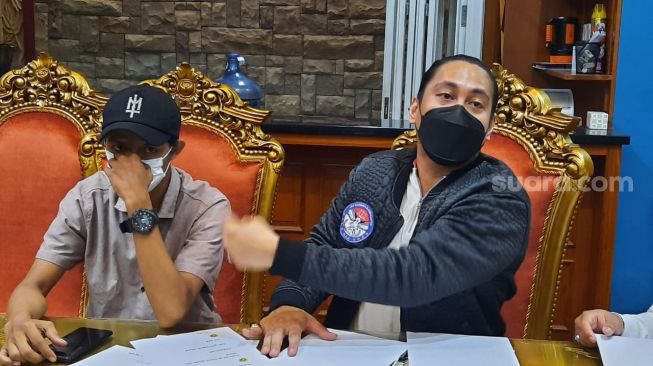 Abdul Adam Malik (kiri) yang melaporkan Nikita Mirzani ke Polres Demak atas dugaan pencemaran nama baik menggelar konfrensi pers bersama pengacaranya, Selasa (10/8/2021). [Ismail/Suara.com]