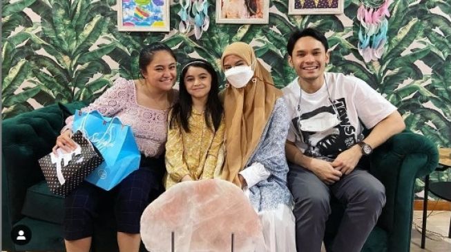 Momen Ben Kasyafani Bareng Istri Ikut Rayakan Ultah Marshanda