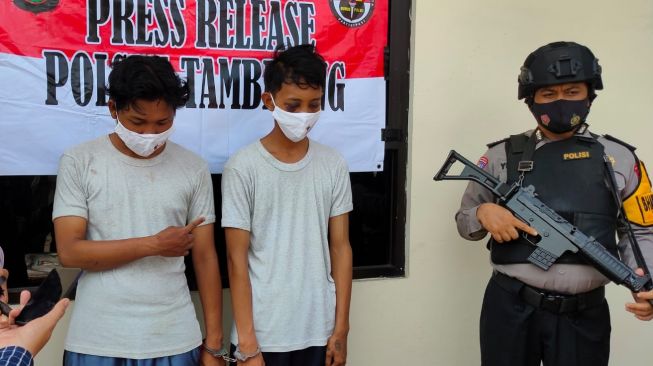 Polsek Tambelang, Kabupaten Bekasi, menggelar rilis kasus begal yang dilakukan duo ABG, Sarif Hidayat (19) dan Nur Sayid bin Bosan (19), Selasa (10/8/2021). [Dok. Polisi]