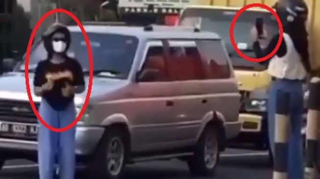 Viral ABG Asyik Joget di Lampu Merah, Endingnya Nyaris Jadi Beban Keluarga