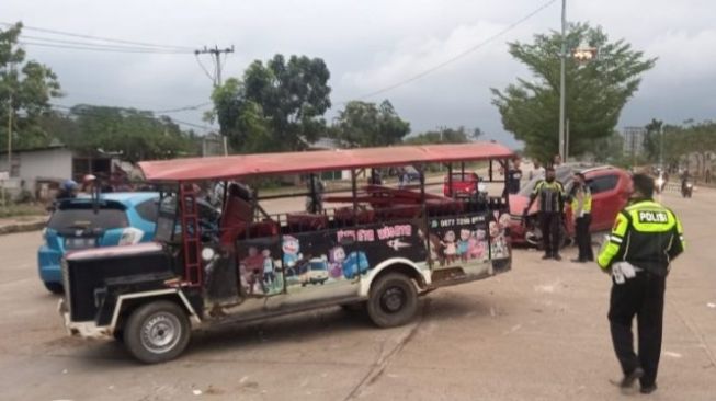 Kecelakaan lalu lintas terjadi di Jalan Syekh Nawawi Al Bantani tepatnya di Kp. Jemaka Kelurahan Cilaku, Kecamatan Curug, Kota Serang, Senin, (9/8/2021) sore. [IST]