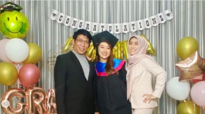 Momen wisuda Amanda Caesa. (Instagram/@amandacaesaa)