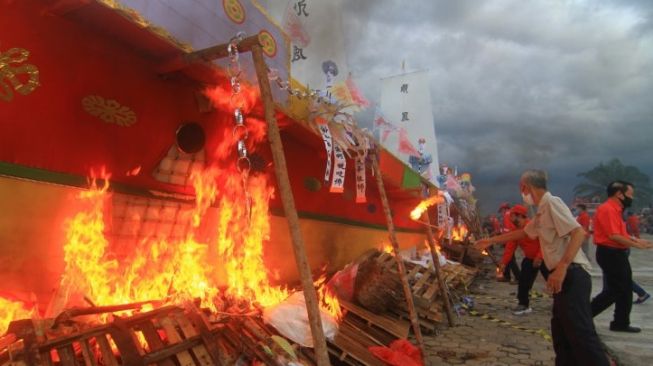 Warga Diminta Sembahyang Kubur di Rumah, Ritual Bakar Wangkang Dipantau via Sosmed