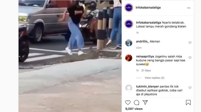 Tangkapan layar aksi remaja nekat joget TikTok di jalan raya. Ia hampir ditabrak oleh pengadara. [Instagram/@infokabarsalatiga]