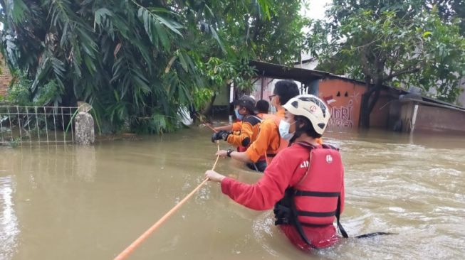 Banjir Mulai Surut, Warga Cikarang Utara Bekasi Mulai Kembali ke Rumah