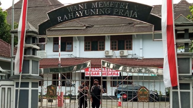 Situasi Pendopo Dipayudha Adigraha dan Kantor Bupati Banjarnegara yang dijaga ketat oleh aparat kepolisian pada Selasa (10/8/2021). 