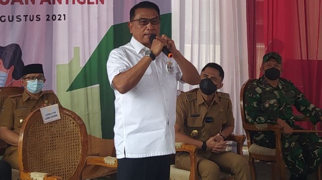 Kepala Staf Kepresidenan Jenderal TNI Purnawirawan Moeldoko di Kabupaten bandung Barat, Selasa (10/8/2021). [Suara.com/Ferrye Bangkit Rizki]