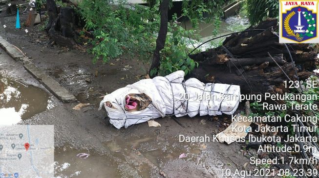 Mayat tanpa identitas ditemukan terbungkus kardus dan terpal di Jalan Kampung Petukangan Rawa Terate, Cakung, Jakarta Timur. (Ist)