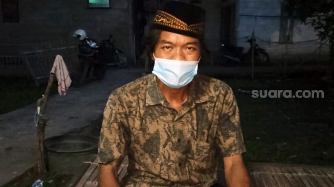 Kang Emon, seorang penjual mainan yang berhasil menggagalkan aksi begal saat ditemui di rumahnya di Kecamatan Sukawangi, Kabupaten Bekasi, Selasa (10/8/2021). [SuaraBekaci.id/Imam Faisal]