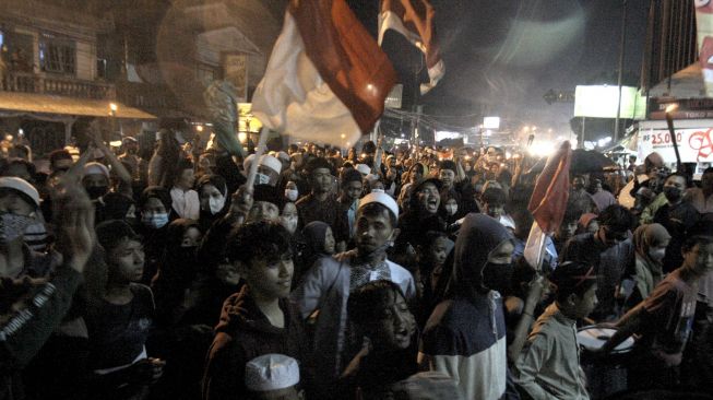 Sejumlah warga saat melakukan pawai bor di Jalan Raya Puncak, Cipayung, Kabupaten Bogor, Jawa Barat, Senin (9/8/2021).  ANTARA FOTO/Yulius Satria Wijaya
