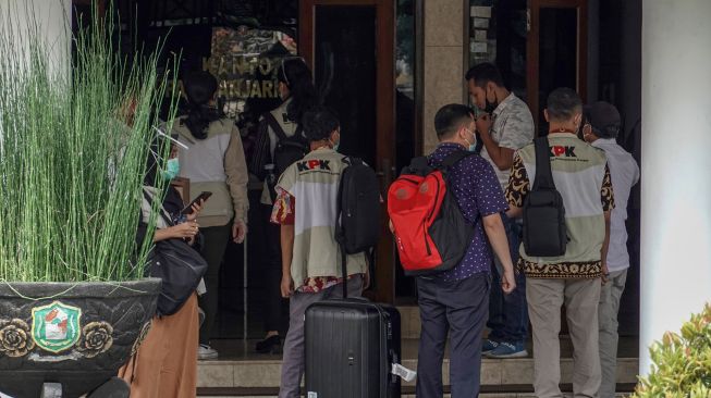 Penyidik KPK menggeledah Kantor Bupati Banjarnegara di Jateng, Selasa (10/8/2021). ANTARA FOTO/Idhad Zakaria