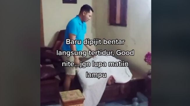 Seorang ibu pilih tidur di teras usai suaminya meninggal dunia (tiktok)