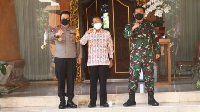 Gubernur Bali Wayan Koster bersama Pangdam IX/ Udayana dan Kapolda Bali. [Berita Bali/Istimewa]