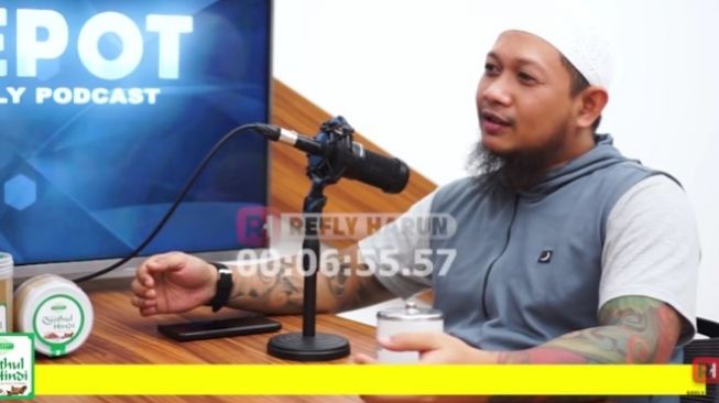 Jadi Mualaf, Mantan Gitaris Dewa Belajar ke Ustad Adi Hidayat dan Khalid Basalamah