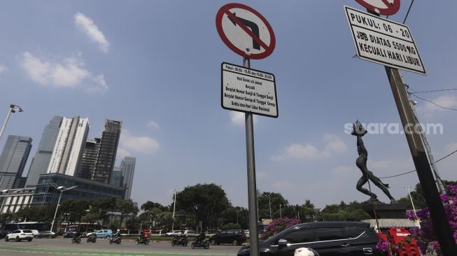 Sejumlah kendaraan melintas di Jalan Jenderal Sudirman, Jakarta, Rabu (11/8/2021). [Suara.com/Angga Budhiyanto]