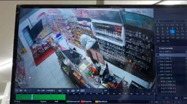 Terekam CCTV, Maling Bobol Minimarket di Sukarame Bandar Lampung