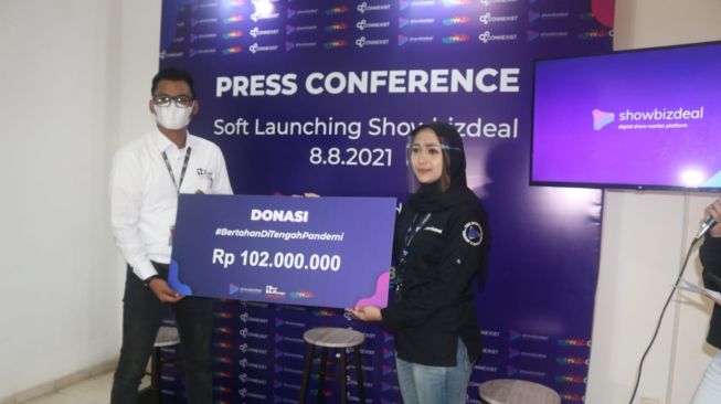 Showbizdeal memberikan donasi sebesar Rp 102 juta di acara soft launching perkenalan mereka di Jakarta, baru-baru ini. [dokumentasi pribadi]