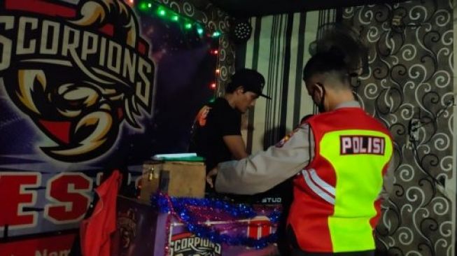 Cafe Live Scorpio di Jalan Serang-Jakarta dirazia polisi lantaran tetap buka saat PPKM Level 4. [IST]