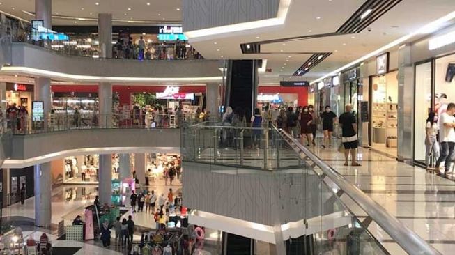 Suasana di Grand Batam Mall yang mulai didatangi pengunjung, Rabu (11/8/2021). [Foto Yude/Batamnews]