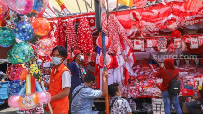 Suasana area pasar yang dipenuhi ornamen dan pernak-pernik bendera merah putih di Pasar Jatinegara, Jakarta Timur, Rabu (11/8/2021). [Suara.com/Alfian Winanto]