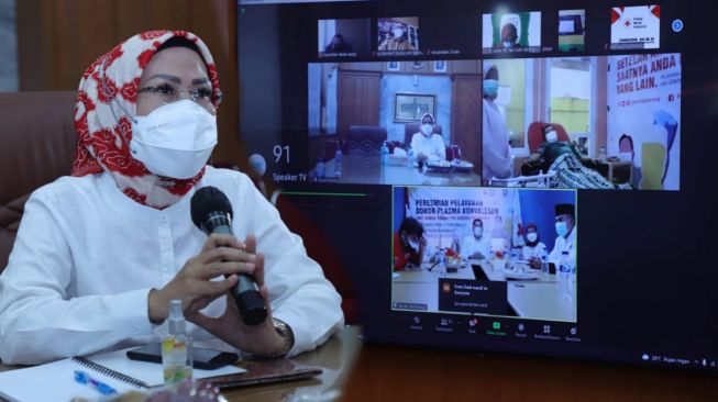 Ketua PMI Provinsi Banten sekaligus Bupati Serang Ratu Tatu Chasanah saat meresmikan peluncuran pelayanan donor plasma konvalesen di PMI Kabupaten Serang. (Istimewa)