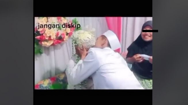 Mempelai pria canggung saat akan cium kening mempelai wanita (tiktok)