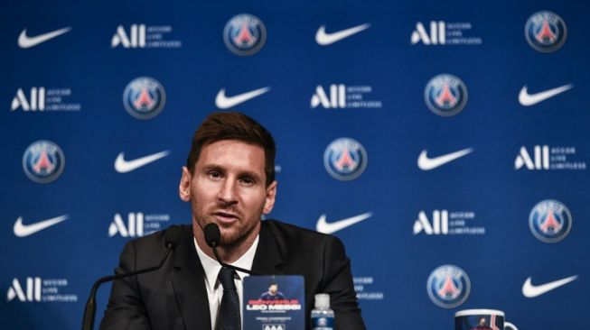 Penyerang Argentina, Lionel Messi saat berbicara dalam konferensi pers perkenalannya sebagai pemain baru Paris Saint-Germain (PSG) di Stadion Parc des Princes, Paris, Rabu (11/8/2021) sore WIB. [AFP].