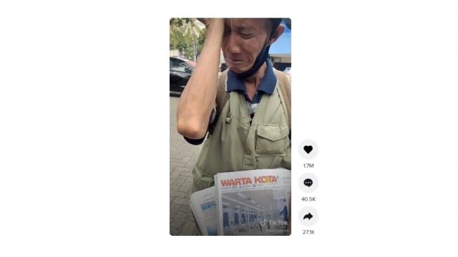 Kakek penjual koran bikin warganet mewek. [TikTok]