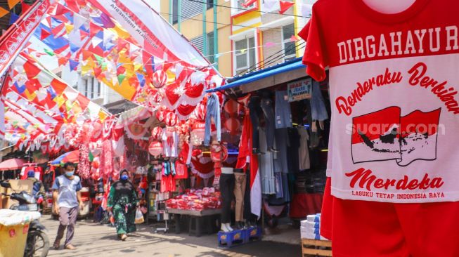 Suasana area pasar yang dipenuhi ornamen dan pernak-pernik bendera merah putih di Pasar Jatinegara, Jakarta Timur, Rabu (11/8/2021). [Suara.com/Alfian Winanto]