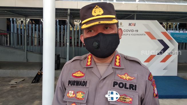 Kapolresta Yogyakarta Kombes Pol Purwadi Wahyu Anggoro memberi keterangan pada wartawan usai pencanangan wajib masker dan vaksin Malioboro di Stasiun Tugu Yogyakarta, Rabu (11/8/2021). - (SuaraJogja.id/Muhammad Ilham Baktora)