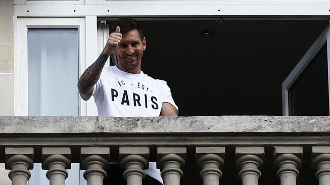 Pesepak bola Lionel Messi menyapa penggemarnya dari balkon hotel Royal Monceau, Paris, Prancis, Selasa (10/8/2021).  [AFP Photo]