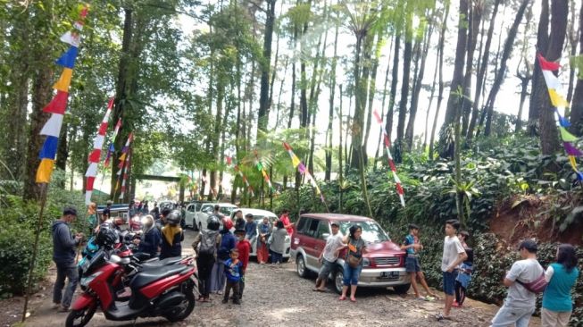 Pengunjung tertahan di depan pintu masuk Taman Nasional Gunung Halimun Salak, Kabupaten Bogor, Rabu (11/8/2021). [Istimewa/Dok. Pribadi]