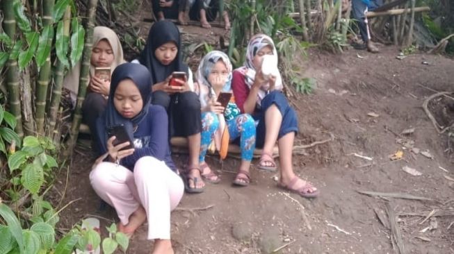 Demi Sekolah Daring, Anak SD dan SMP di Cianjur Harus Masuk Hutan