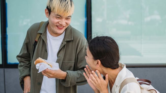 5 Daya Tarik Pria Humoris yang Bikin Hubungan Makin Langgeng